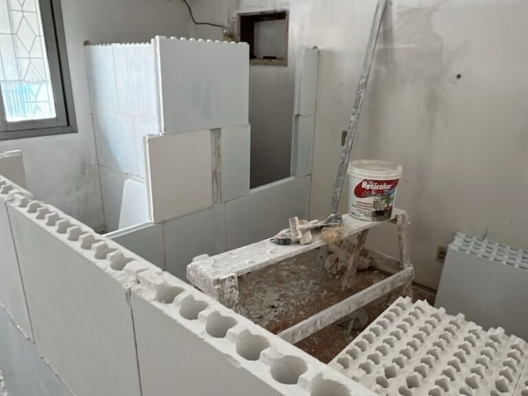 Montagem de parede com blocos de gesso em construção residencial