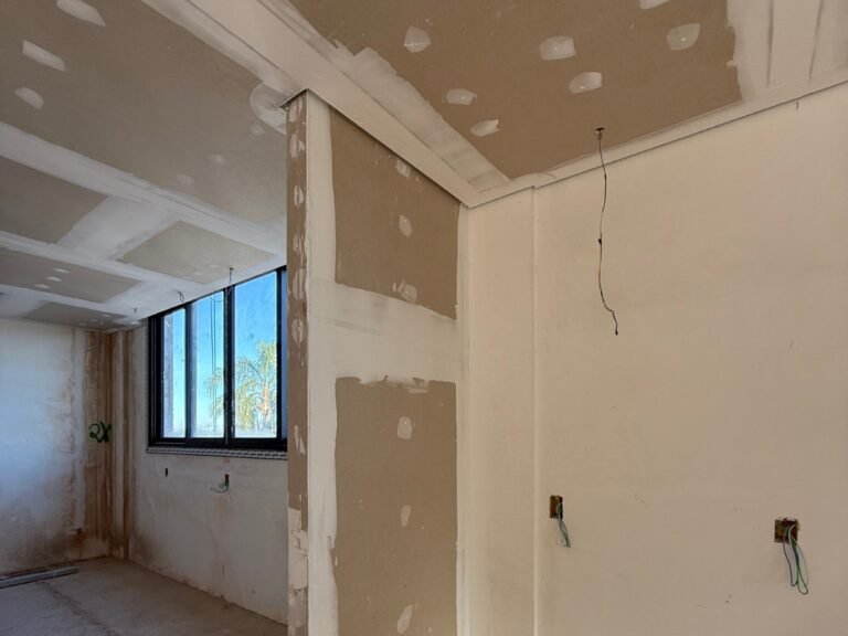 Instalação de parede divisória em drywall em construção interna